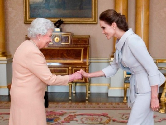 La Reina Isabel junto con Angelina Jolie en un documental