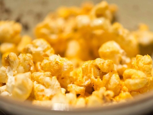 8. En cuanto a las meriendas, ¿cuántas y cuáles son recomendables? Cuando iniciamos con un cambio en nuestro patrón de alimentación se recomienda incluir meriendas, son una excelente herramienta para mantenerse saciado, evitar los atracones y bajones de azúcar (hipoglicemia). Idealmente tomar una a media mañana y otra a media tarde. Prueba un rice cake, un paquete de galletas de maíz Sanissimo, un elote pequeño cocido o una taza de palitos de verduras con 1/4 taza de hummus, por ejemplo.