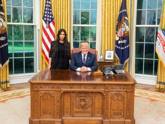 Trump perdona a mujer por la que abogó Kim Kardashian