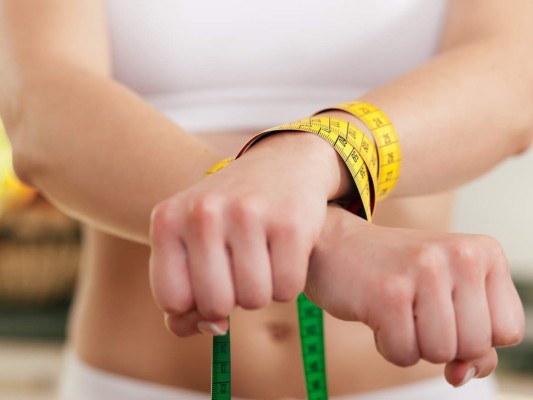 Para los que no han logrado comenzar una dieta decidimos ayudarles a elegir la que mejor se adapta a sus necesidades y estilo de vida analizando las más populares del momento con la doctora en nutrición clínica, Mayra García Orellana. Tal como explica la experta, todas tienen un denominador común, y es quitar el exceso de grasas y azúcares, “si juntáramos y resumiéramos las partes buenas de cada una tendríamos un buen balance nutricional y añadiríamos que la mejor dieta es en porciones pequeñas, de todos los grupos de alimentos y muy importante es incluir más frutas y sobretodo verduras y fibra”. A continuación las más populares del momento. <br/>
