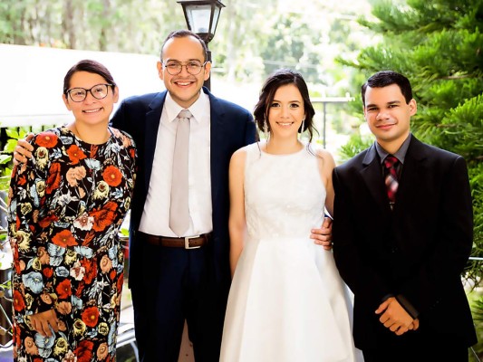 Los recién casados con Andrea Carías y Roberto Pinel