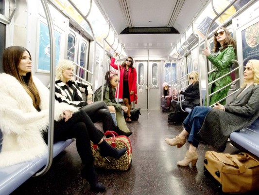 Un film que reune a famosas de la pantalla grande, luciendo glamurosas hasta cuando viajan en el metro.
