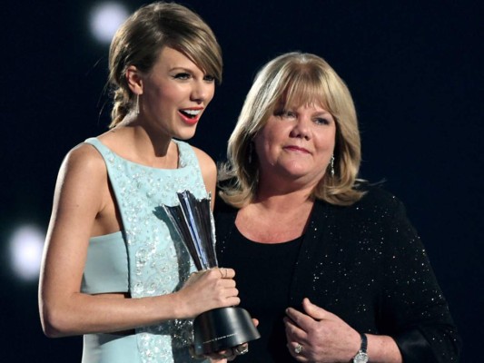 Madre de Taylor Swift es diagnosticada con cáncer cerebral