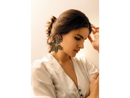 La próxima estación revoluciona los accesorios con nuevas tendencias que elevarán tu look al máximo. Aretes en solitario con impactantes diseños artísticos son la consigna a seguir. Mientras las argollas XL hacen un comeback definitivo y se usan en tonos metalizados, con perlas o piedras. Pendientes de broche de cuentas iridiscentes y hojas metálicas oversize by Divana Jewels