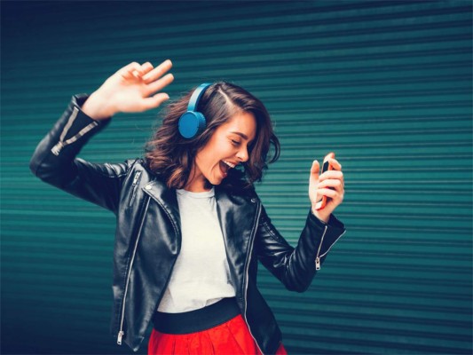 ESCUCHA MÚSICA QUE TE ANIME. Está demostrado que escuchar música reduce el estrés hasta en un 65 por ciento. Este es un buen momento para comprobarlo así que haz tu playlist y deja que la música ayude a transformar tus emociones. Ponte tus audífonos en la oficina o deja que los ritmos invadan toda tu casa, y si te animas un poco más, está permitido bailar.