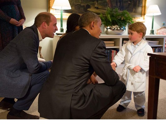 El día en el que el Príncipe George conoció a los Obama, mientras estos se encontraban en una cena en el palacio de Kensington, el pequeño apareció y saludo a la familia presidencial, vestido para ir a la cama con una pijama azul cielo, con una bata blanca con sus iniciales y unas tiernas pantuflas