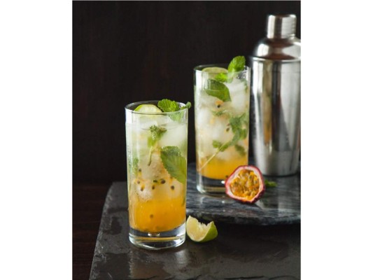 6. MARACUYÁ. Si eres un fan de los clásicos amarás un martini de maracuyá preparado con jugo de limón y vodka con infusión de vainilla. También puedes probar unas caipirinhas macerando con una cuchara de madera la pulpa de unos ocho maracuyás con el jugo de cuatro limones, menta fresca y 8 cucharadas de azúcar glass. Vierte en una jarra y agrega 400 ml de cachaca, 800 ml de jugo de maracuyá, abundante hielo. Remueve bien y sirve bien fría.