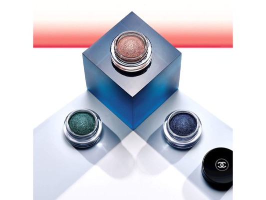 ILLUSION D’OMBRE. El beige rosado Moonlight Pink vibra con un resplandor infinito. Tornasolado con un brillo dorado, el verde ardiente Griffith Green nunca se apaga. Saturado de potentes pigmentos, el azul Ocean Light resurge. La mirada se reafirma, intensa, luminosa. ILLUSION D’OMBRE. El beige rosado Moonlight Pink vibra con un resplandor infinito. Tornasolado con un brillo dorado, el verde ardiente Griffith Green nunca se apaga. Saturado de potentes pigmentos, el azul Ocean Light resurge. La mirada se reafirma, intensa, luminosa.