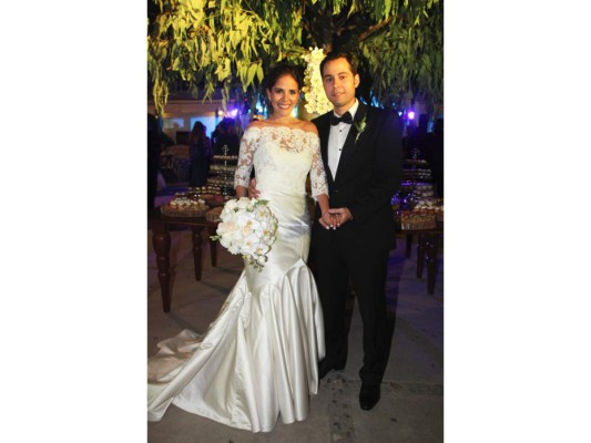 Los recién casados María Fernanda Welchez y Angelo Casco, en la recepción en el Fuerte Cabañas. Foto: Jorge González.