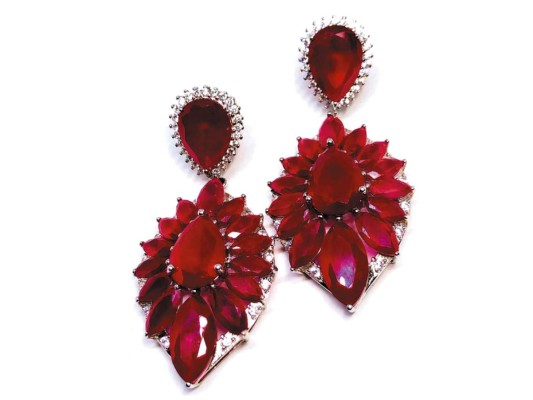 Aretes de circonias ro-jas en corte marquesa montados en plata con baño de rodium by Manuel Aguirre Orfebre