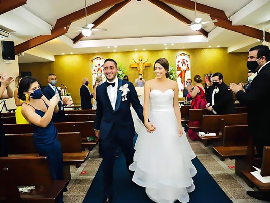 Los novios Michelle Marsan y Pablo Suazo, al momento de salir de la iglesia. Photography Dave Castellanos