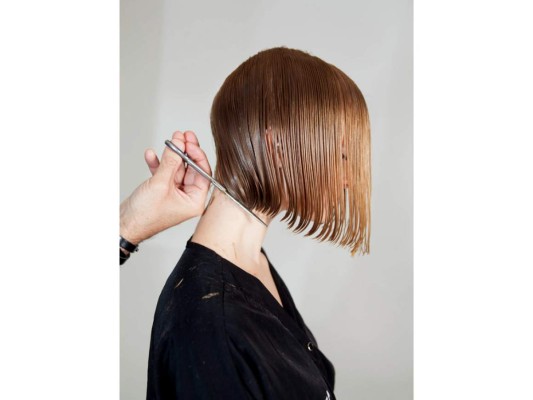9. ACTUALIZA TU CORTE DE CABELLO. Algo tan sencillo puede ser suficiente para quitarte algunos años. Si tu estilista lo sugiere, hazte un fleco, que seguro disimulará las pequeñas arrugas que amenazan tus ojos y frente. Tal como recomiendan los expertos, aplicarte un tinte dos tonos más claro que tu cabello natural también tiene un efecto rejuvenecedor. Si lo prefieres puedes hacerte unas luces para un cambio realmente dramático.