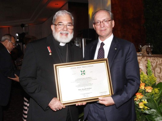 Monseñor Rómulo Emiliani y el embajador de Italia en Guatenala, Fabrizio Pignatelli.