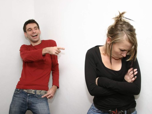 #7 Ser Condescendiente. Hacer de menos a tu pareja no es más que otra forma de hacerte más grande a ti mismo, y provocar un desbalance en la relación. La condescendencia es peor que una infidelidad porque baja la autoestima de la otra persona y aun cuando termina la relación continúas sintiendo el daño. #7 Ser Condescendiente. Hacer de menos a tu pareja no es más que otra forma de hacerte más grande a ti mismo, y provocar un desbalance en la relación. La condescendencia es peor que una infidelidad porque baja la autoestima de la otra persona y aun cuando termina la relación continúas sintiendo el daño.