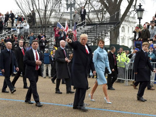 Trump desfila hacia la Casa Blanca