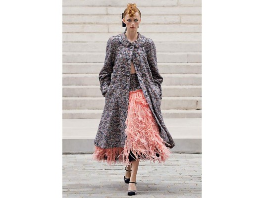 La pintura está en el corazón de la colección de Alta Costura Otoño-Invierno 2021/22 de CHANEL presentada en París e inspirada en retratos de Gabrielle Chanel, vestida al estilo de la década de 1880 en blanco o negro