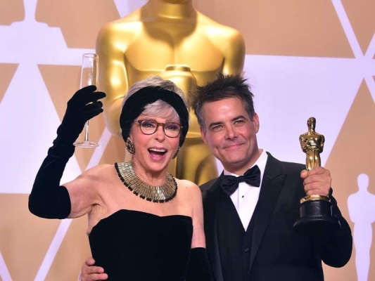 TOPSHOT - Actress Rita Moreno and director Sebastián Lelio pose in the press room with the Oscar for Best Foreign Language Film during the 90th Annual Academy Awards on March 4, 2018, in Hollywood, California. / AFP PHOTO / FREDERIC J. BROWN TOPSHOT - Actress Rita Moreno and director Sebastián Lelio pose in the press room with the Oscar for Best Foreign Language Film during the 90th Annual Academy Awards on March 4, 2018, in Hollywood, California. / AFP PHOTO / FREDERIC J. BROWN