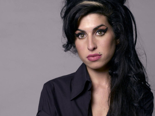Roban vestido de novia de Amy Winehouse