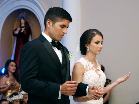 Adán Cueva y Krissia Gattás unen sus vidas en matrimonio