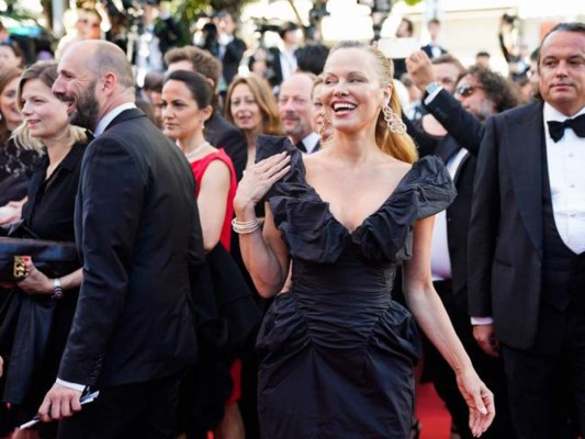 Pamela Anderson irreconocible en la alfombra roja de Cannes