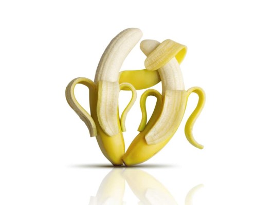 Mejora tu humorComer el tipo correcto de fruta tendra un impacto directo a tu humor. Un cereal sencillo con banano no es solamente un desayuno salludable pero además te hará más feliz. Esto es debido a que contienen vitamina B6, que te ayuda a convertir el aminoácido triptófano en serotonina, que es esencial para la regulación del estado de ánimo.
