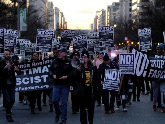 7. Desde finales de los 60 y comienzos de los 70 no se daban protestas violentas en una toma de posesión hasta que llegó Trump. En 1968 y luego en su reelección de 1972, Richard Nixon enfrentó manifestaciones. Mas de 30 mil personas salieron entonces a las calles a protestar por su descontento y la guerra de Vietnam. En la toma de posesión de Trump fueron arrestadas más de 200 personas en Washington.