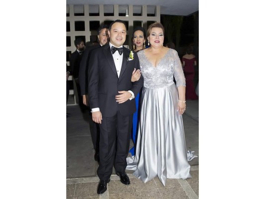 Arturo Zúniga y Stephanie Hernández se casan por la iglesia  