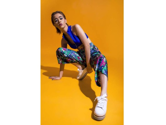 Electric blue: Combina prints vibrantes para darle un aspecto de modernidad a tus outfits. Las prendas en colores intensos como el azul eléctrico hacen el perfect match con estampados florales. Green floral pants by Stradivarius, top y anillos by Forever 21, sneakers by Zara. Electric blue: Combina prints vibrantes para darle un aspecto de modernidad a tus outfits. Las prendas en colores intensos como el azul eléctrico hacen el perfect match con estampados florales. Green floral pants by Stradivarius, top y anillos by Forever 21, sneakers by Zara.
