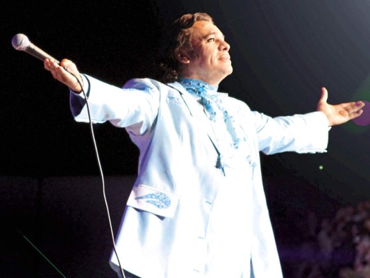 El cantante y compositor Alberto Aguilera Valadez, conocido como Juan Gabriel, falleció ayer en Santa Mónica, California, a los 66 años de edad.