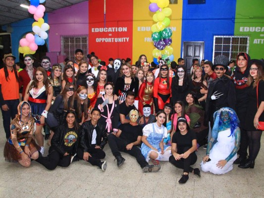 Seniors de la Academia Americana en la fiesta de disfraces. Seniors de la Academia Americana en la fiesta de disfraces.