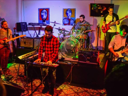 Axis y su concepto funk-pop-R&B surge para mostrar una nueva forma de hacer música en Honduras, según sus integrantes: (fotografía: Josther Matute) Axis y su concepto funk-pop-R&B surge para mostrar una nueva forma de hacer música en Honduras, según sus integrantes: (fotografía: Josther Matute)