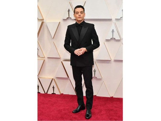 De negro al completo, Rami Malek destaca por su elegancia con este diseño de Saint Laurent.