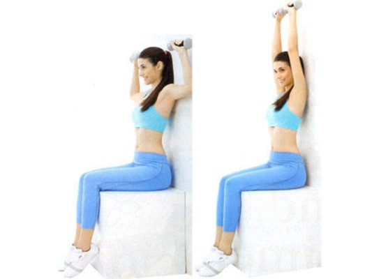 Con un peso en cada mano de entre 2 y 5 kilos, estira los brazos a los laterales y luego dobla los codos para que queden a 90° las manos. Levanta los brazos hasta estirarlos por encima de la cabeza y regresa a la postura inicial. Ten cuidado de no bajar demasiado, siempre deben quedar a la altura de los hombros. Realiza ocho o diez repeticiones, Descansa un minuto y haz otra repetición.