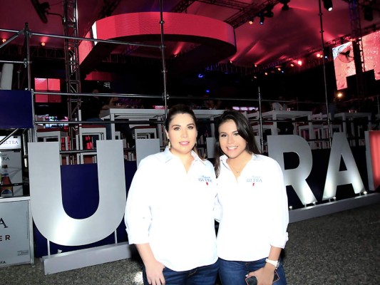Carolina Perezdiez y Alondra Caraccioli, ejecutivas de la marca Michelob Ultra. Foto:Gerson Alachán