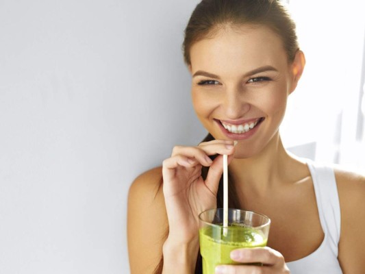 <br/>DETOX CLEANSE Y JUICING<br/><br/>¿EN QUÉ CONSISTE? Está basada en el consumo de vegetales crudos, jugos, frutas y agua que al final se puede traducir en pérdida de nutrientes como calcio, vitamina D y hierro.<br/><br/>LA OPINION DE LA EXPERTA. “Esta modalidad en particular es la que carece de un adecuado balance, y no tiene evidencia científica que le apoye en su uso; realmente nuestro organismo tiene procesos metabólicos que pueden producir desechos tóxicas pero en condiciones normales se eliminan espontáneamente sin requerir llevar un tipo de alimentación específico, como carece de un adecuado balance puede causar déficit de algunos nutrientes y no debe llevarse por largos periodos”.