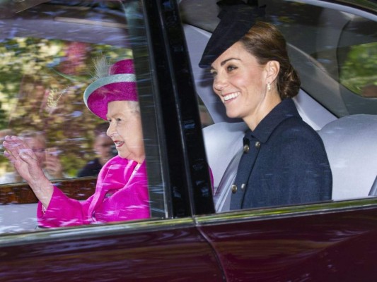 ¡Kate Middleton disfruta de viaje en auto junto a la reina!