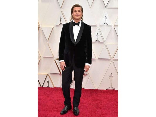 Brad Pitt llegó a la alfombra roja de los Oscar con un suit muy elegante: un saco de chiffón y pantalón negro con zapatos de cuero