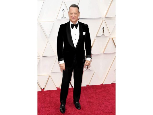 Tom Hanks lució un tuxedo con chaqueta de terciopelo y solapa en cuello de chal de Tom Ford muy elegante para la ocasión