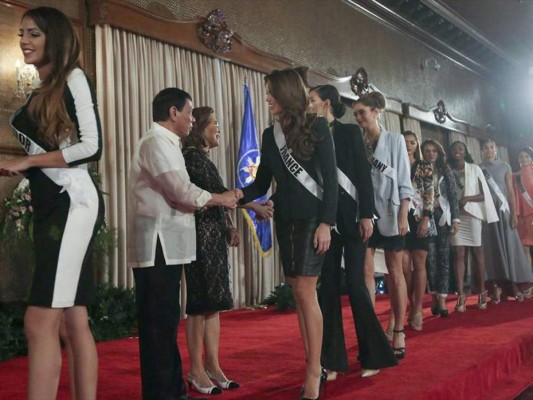Candidatas a Miss Universo se reúnen con pdte. de Filipinas