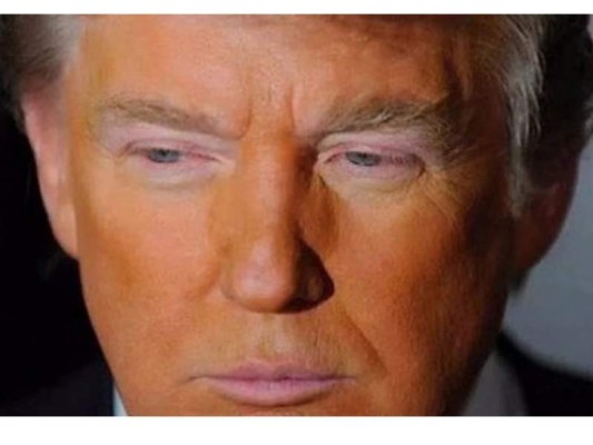 El gesto de no confio en nadie ni si quiera en mi esposa Melania, es un clásico, imágenes como estas donde se ve su excesivo color amarillo, gesto fruncido y ojos hiperpigmentados por los gogles de la sala de bronceado, son generadores de memes burlones El gesto de no confio en nadie ni si quiera en mi esposa Melania, es un clásico, imágenes como estas donde se ve su excesivo color amarillo, gesto fruncido y ojos hiperpigmentados por los gogles de la sala de bronceado, son generadores de memes burlones