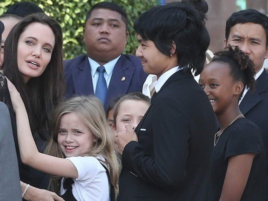 Angelina Jolie despidió a su hermano que estaba como su 'niñero'