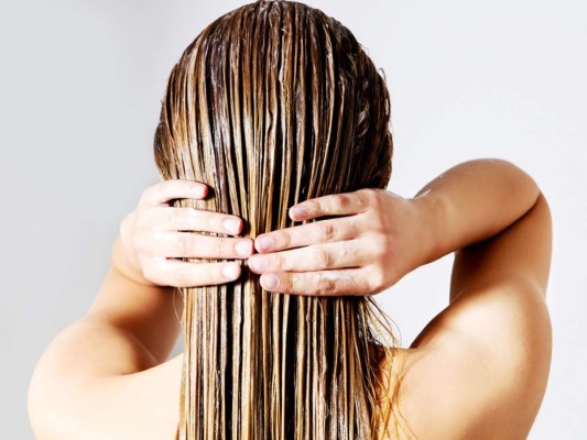 La cuarentena nos ha mantenido alejadas de los salones de belleza mientras nuestro cabello reclama atención. Pero la solución a tus problemas capilares puede estar en tu cocina. A continuación mascarillas caseras para resolver los problemas más comunes de tu cabello.
