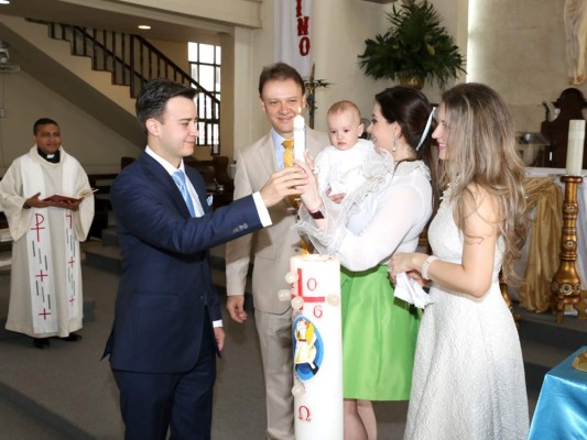 Javier y Viviana Guevara bautizan a su hija Ariana Sofía