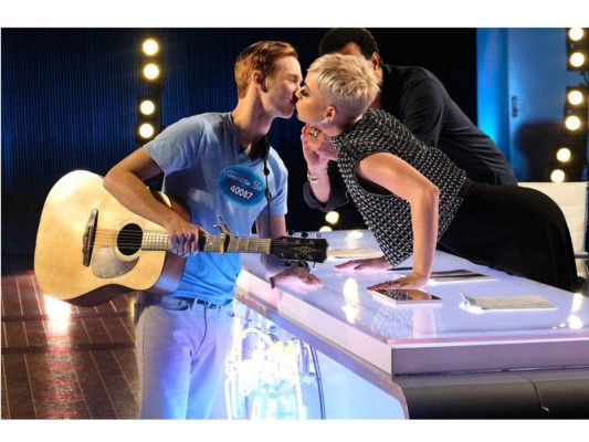 Katy Perry besa concursante de American Idol