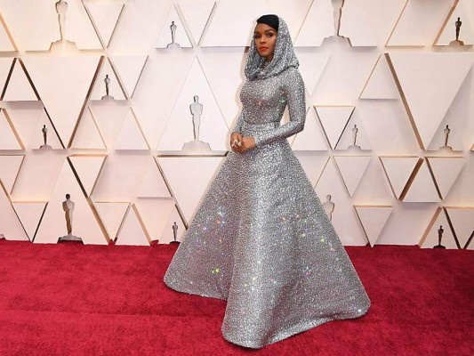 Janelle Monae llamó la atención, llevaba un vestido de malla de tul de Ralph Lauren, con una capucha que se podía abrir y cerrar. Según los informes de People, el vestido está decorado con más de 168,000 cristales de Swarovski, por lo que requiere más de cuatro personas para llevar el vestido al backstage antes de usar Monae.