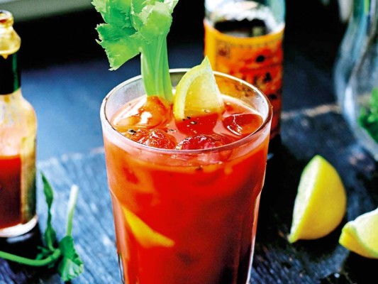 Hot Mary. Enciende la pasión con un clásico. En una coctelera combina 60 ml. de tequila, 15 ml. de jugo de limón, 1 chorrito de salsa inglesa (Worcester). Vierte en un vaso largo tipo drink previamente enfriado en la nevera.