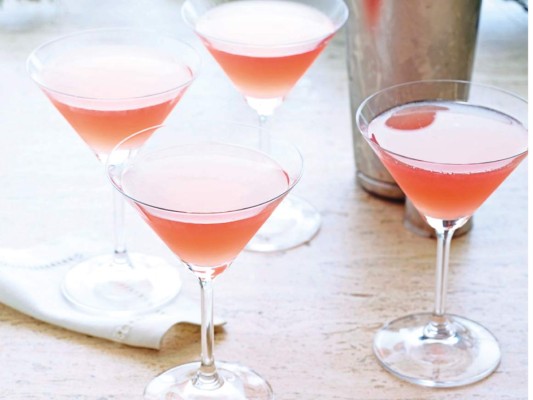 Cosmopolitan. En una coctelera con hielo 3 partes de vodka, 2 partes de Cointreau, 2 partes de zumo de arándanos, 1 parte de zumo de lima o de limón. Vierte en una copa de Martini previamente enfriada.<br/>