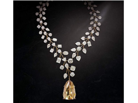 L’Incomparable Collar de Diamantes<br/>Olvidada en los escombros y descubierta por una niña en el Congo, la gema amarilla que compone este collar pesa 407.4 quilates. Además, cuenta con otros diamantes más pequeños de 230 quilates. Con todo ello, es el collar más caro con un precio de 55 millones de dólares.<br/>
