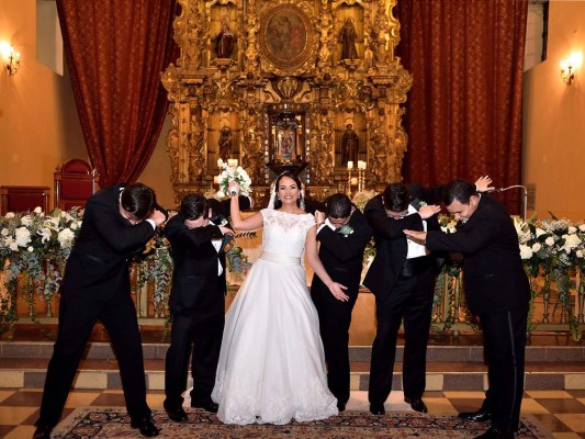 Alejandra con los caballeros del cortejo al concluír su boda religiosa (foto: Daniel Mendoza)