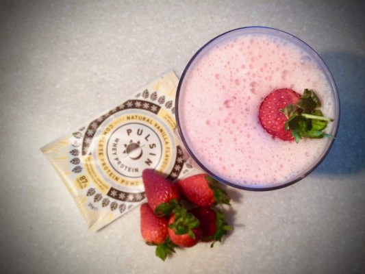 PROTEÍNA. Los batidos de proteína son excelentes para fortalecer y reparar los músculos después de una intensa sesión de entrenamiento con pesas, pero las investigaciones sugieren que algunos tipos de proteínas pueden desequilibrar la piel. En particular se ha demostrado que la proteína de suero de leche causa brotes de acné. Limita su consumo al mínimo.